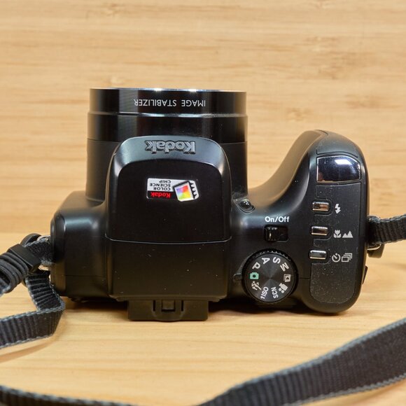 Kodak Easyshare Z712 is 7.1 MP Digital Camera, 12x Optical Zoom - Picture 4 of 9